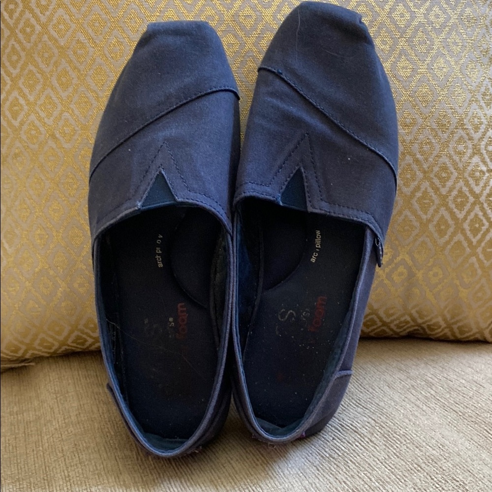 Bobs woman’s slip on Navy blue shoes. Good used condition 💫